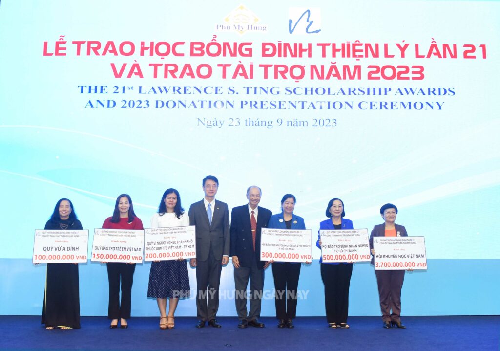 Công ty Phú Mỹ Hưng và Quỹ Đinh Thiện Lý trao tặng học bổng gần 8 tỷ đồng ( HieuPMH )